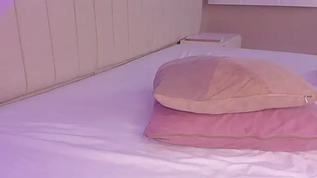 Littleolivia  online show from March 18, 2025, 7:44 pm