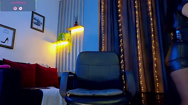 Snapshot of selena_rogue chatting on February 18, 2026, 11:28 am selena rogue online show from February 18, 2026, 11:28 am