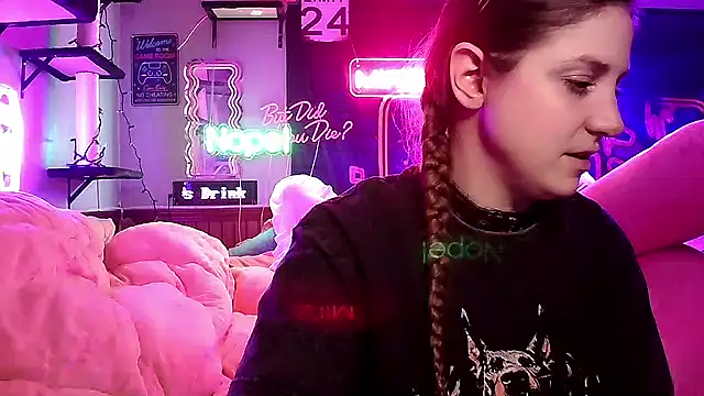 mirannacult online show from March 3, 2025, 9:02 am