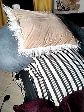 Hugemassivebootie online show from December 1, 2025, 7:37 pm