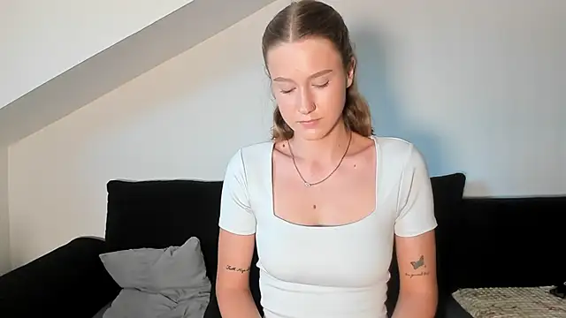 Snapshot of laurasommer chatting on July 29, 2026, 6:18 pm laurasommer online show from July 29, 2026, 6:18 pm
