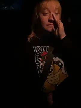 poussichienne online show from May 4, 2026, 3:32 am