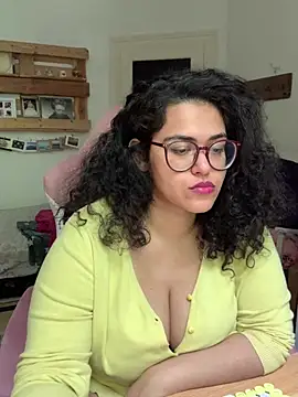 Snapshot of Curvydesifromgermany chatting on May 7, 2026, 1:14 pm Curvydesifromgermany online show from May 7, 2026, 1:14 pm