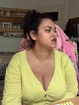 Snapshot of Curvydesifromgermany chatting on June 3, 2026, 2:33 pm Curvydesifromgermany online show from June 3, 2026, 2:33 pm