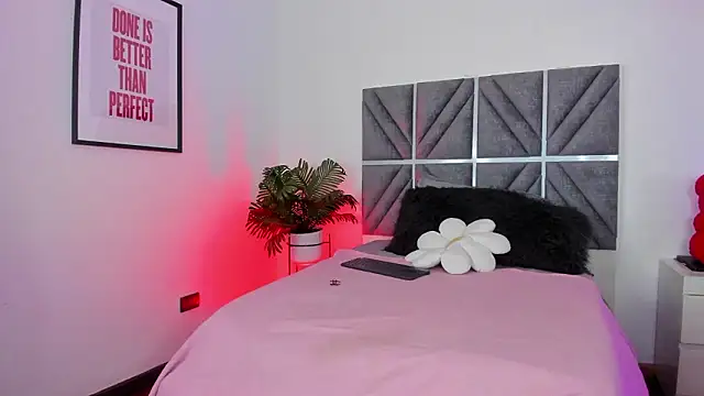 Snapshot of Laura_Dicardy chatting on March 17, 2026, 7:28 pm Laura Dicardy online show from March 17, 2026, 7:28 pm