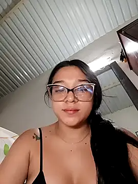 -VICKKY online show from November 28, 2025, 3:50 am