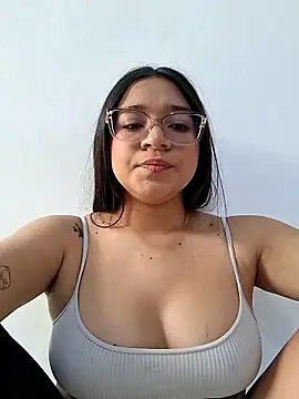 -VICKKY online show from April 27, 2026, 2:59 pm