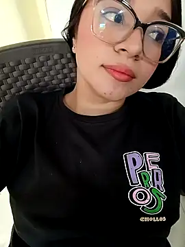 -VICKKY online show from October 4, 2025, 1:45 pm