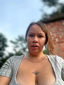 Snapshot of Emiily_lee chatting on May 17, 2026, 11:32 am Emiily lee online show from May 17, 2026, 11:32 am