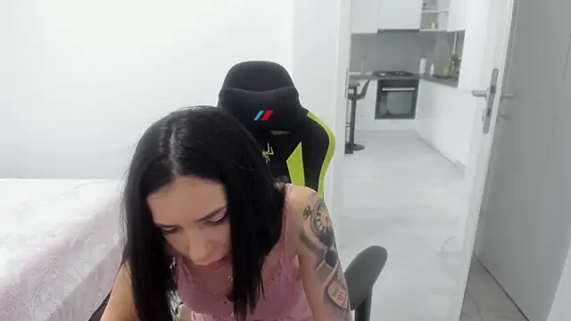 Emmapmg online show from March 31, 2026, 9:44 am