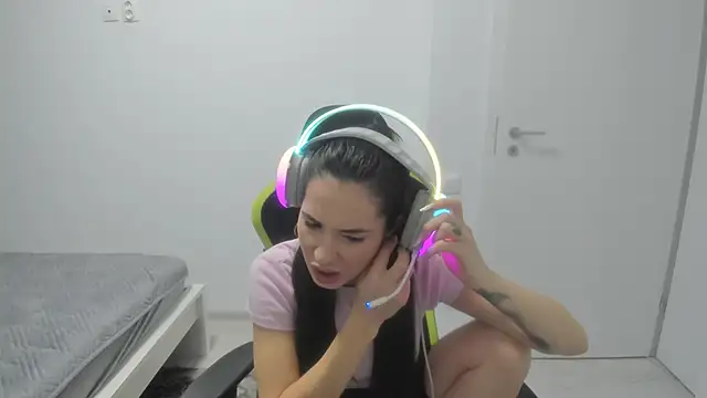 Emmapmg online show from December 16, 2025, 9:46 am