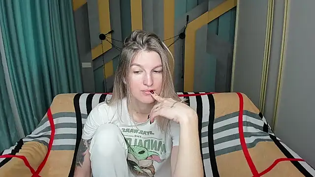 EmilyWalkeri online show from December 3, 2025, 8:03 am