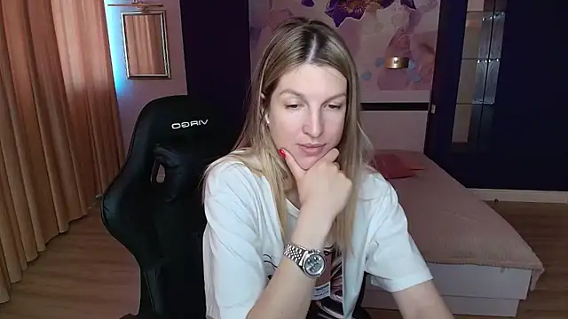 EmilyWalkeri online show from June 12, 2026, 7:06 am