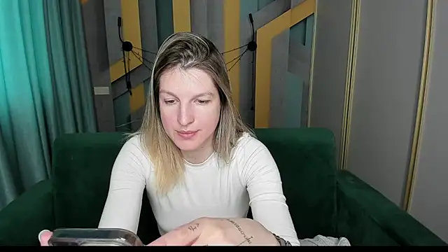 EmilyWalkeri online show from March 30, 2026, 7:10 am