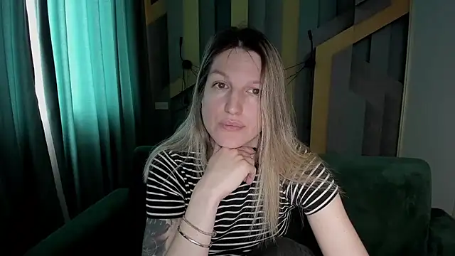 EmilyWalkeri online show from April 29, 2026, 7:01 am