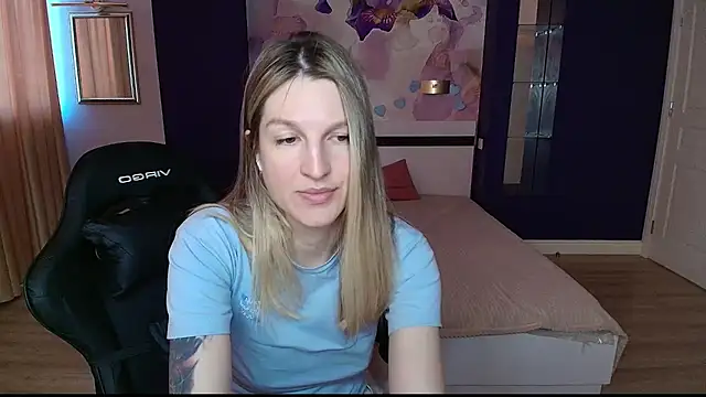 EmilyWalkeri online show from June 17, 2026, 6:46 am