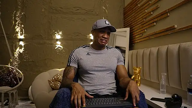 Snapshot of Logan_Varela chatting on March 7, 2026, 2:22 pm Logan Varela online show from March 7, 2026, 2:22 pm