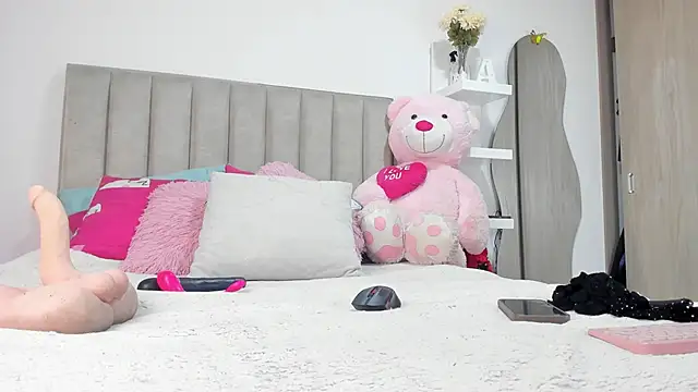 Snapshot of Queen_Antonella_Oficial chatting on March 21, 2026, 10:35 pm Queen Antonella Oficial online show from March 21, 2026, 10:35 pm