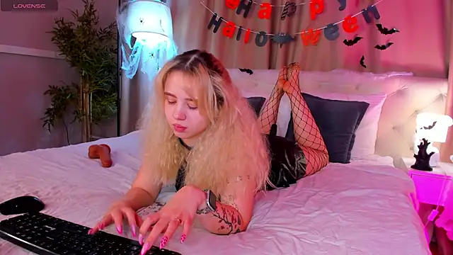 Valerie Woods online show from November 2, 2025, 1:10 am