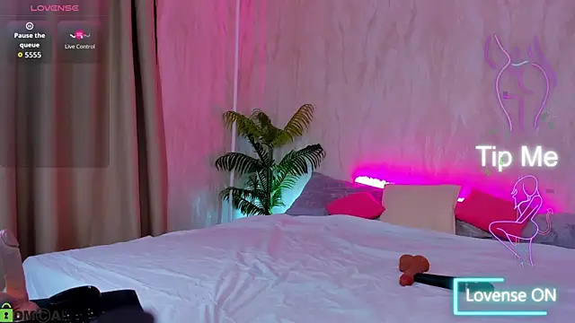 Valerie Woods online show from October 11, 2025, 12:33 am