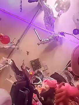 gurlnips online show from April 22, 2026, 2:40 am