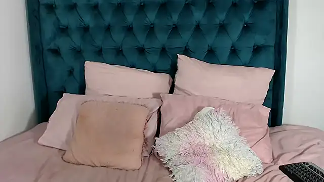 1Blackertheberry1 online show from February 9, 2025, 8:24 pm