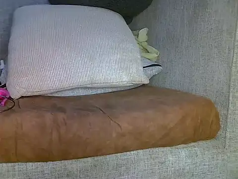 creamyjuices01 online show from October 10, 2025, 9:43 am