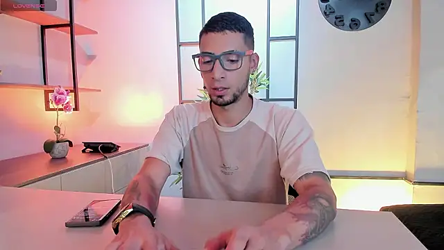 Snapshot of DrakeNeumann chatting on February 27, 2026, 3:29 am DrakeNeumann online show from February 27, 2026, 3:29 am