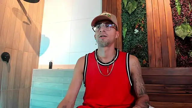 Snapshot of DrakeNeumann chatting on August 3, 2026, 3:47 am DrakeNeumann online show from August 3, 2026, 3:47 am