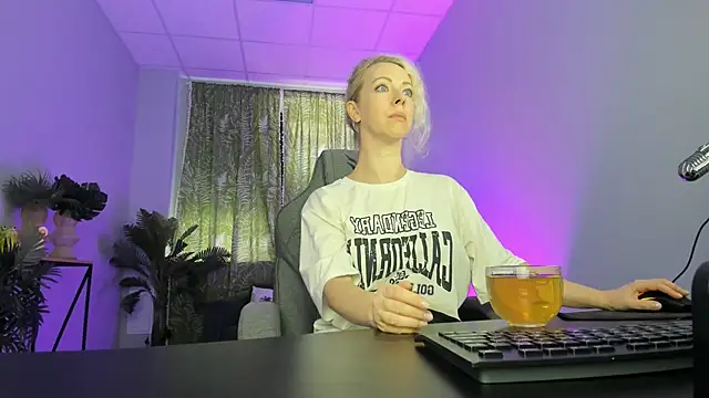 LylithSkye online show from September 18, 2025, 10:40 am