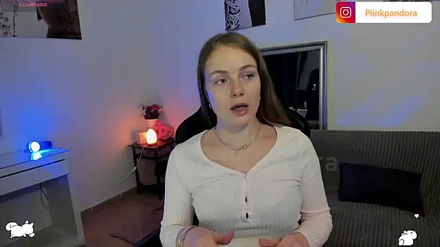 Snapshot of Piinkpandora chatting on March 21, 2026, 8:35 pm Piinkpandora online show from March 21, 2026, 8:35 pm