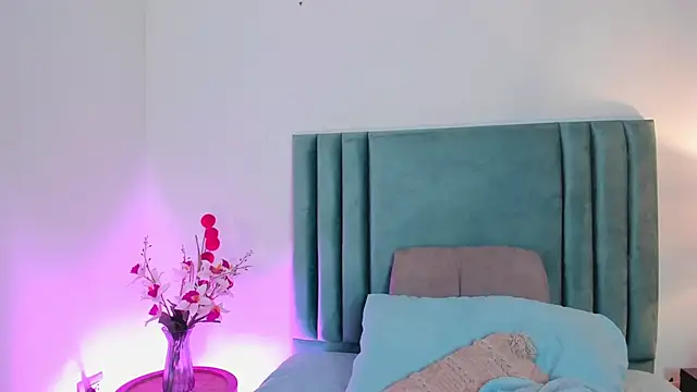 AuraStonee online show from January 10, 2025, 6:17 pm