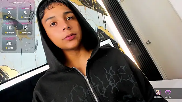 Snapshot of Seductivo_jr chatting on March 18, 2026, 5:21 am Seductivo jr online show from March 18, 2026, 5:21 am