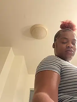 Prettynthick12 online show from May 5, 2026, 6:16 am