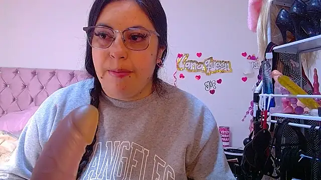 lanaqueen699 online show from June 18, 2026, 12:21 pm