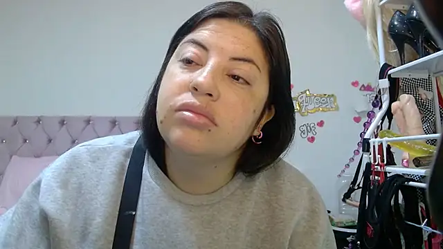lanaqueen699 online show from May 5, 2026, 12:19 pm