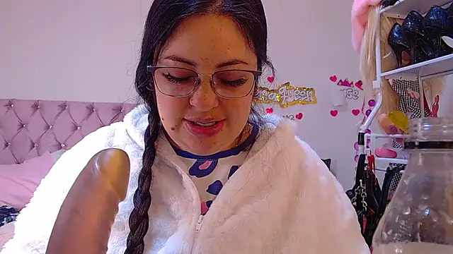 lanaqueen699 online show from June 25, 2026, 12:32 pm