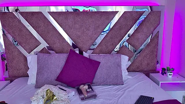 Larabrooks online show from February 23, 2026, 7:47 pm