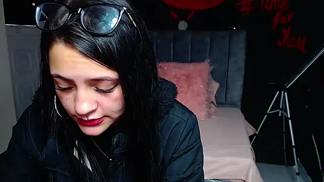 Violettasquirt online show from March 5, 2026, 1:51 pm