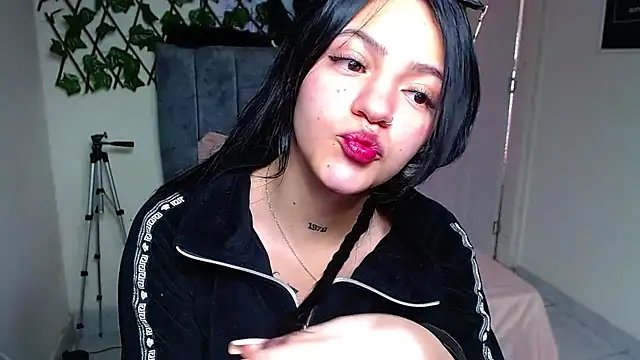Snapshot of Violettasquirt chatting on July 28, 2026, 3:21 pm Violettasquirt online show from July 28, 2026, 3:21 pm