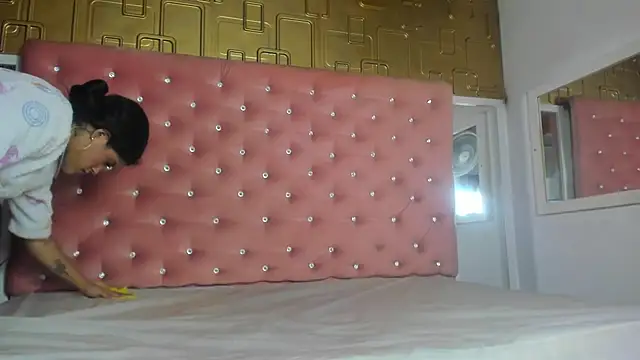 Molly gomez  online show from February 8, 2025, 10:40 pm