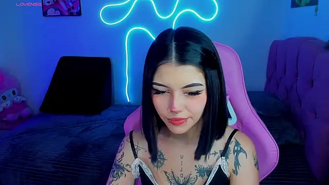 adri tom44 online show from December 4, 2024, 2:47 am