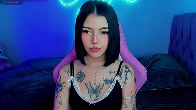 adri tom44 online show from December 6, 2024, 4:08 am