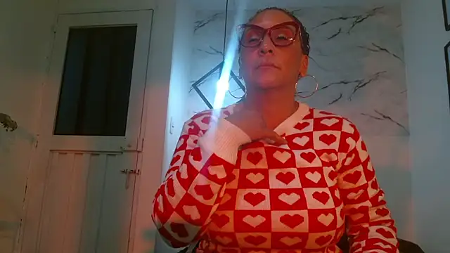 EvaMills1 online show from September 15, 2025, 8:09 pm