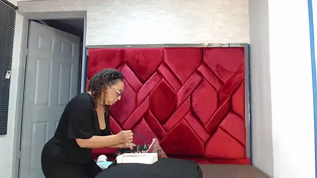 EvaMills1 online show from March 5, 2025, 8:32 pm