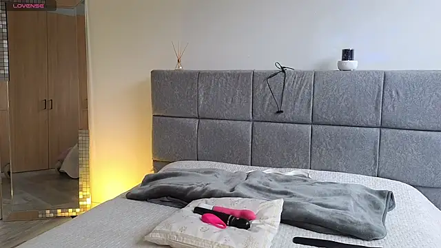 Soffimoon  online show from May 11, 2026, 7:44 pm