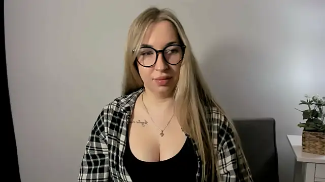 Snapshot of AriaDesire chatting on March 15, 2026, 7:37 am AriaDesire online show from March 15, 2026, 7:37 am