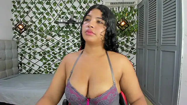 valentina 0  online show from February 9, 2026, 5:44 pm