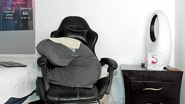 Snapshot of tizziano_castillo_ chatting on March 7, 2026, 6:24 pm tizziano castillo online show from March 7, 2026, 6:24 pm