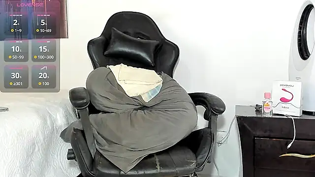 Snapshot of tizziano_castillo_ chatting on March 9, 2026, 5:49 pm tizziano castillo online show from March 9, 2026, 5:49 pm